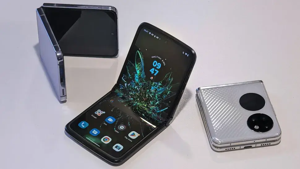 The Flip 4 (left), the Razr 2022 (middle) and the Huawei P50 Pocket (right).