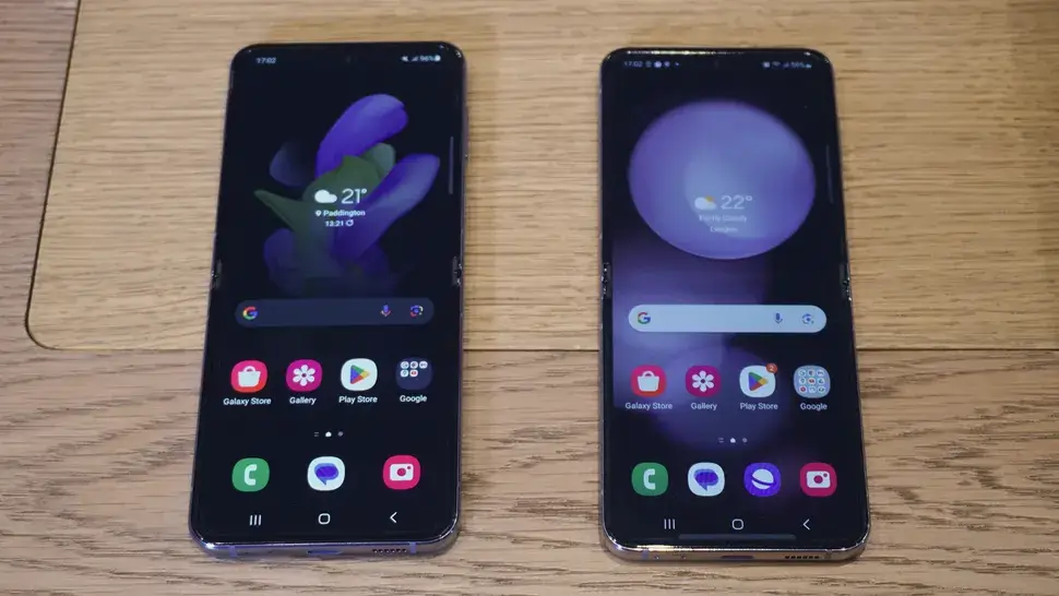The Galaxy Z Flip 5 next to the Galaxy Flip 4