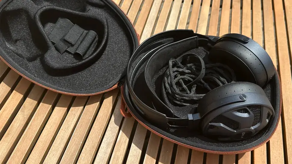 There's the unique 3 metre long cable, folded up in the Fiio FT3 carry case.
