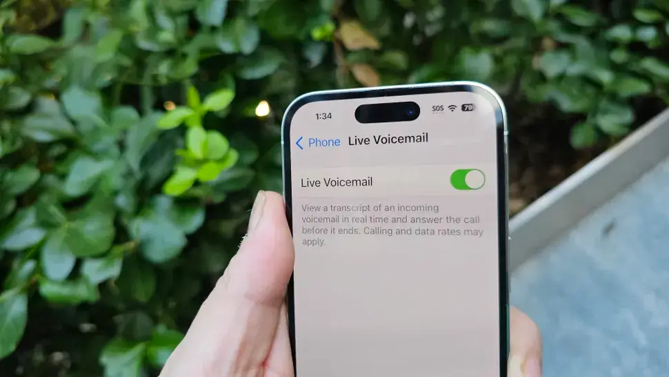 IOS 17 REVIEW A QUESTIONABLY RETRO DIRECTION FOR CALLS AND MESSAGES
