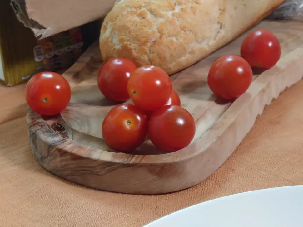 This photo of tomatoes shows how the Sony handles color and, to a lesser extent, depth.