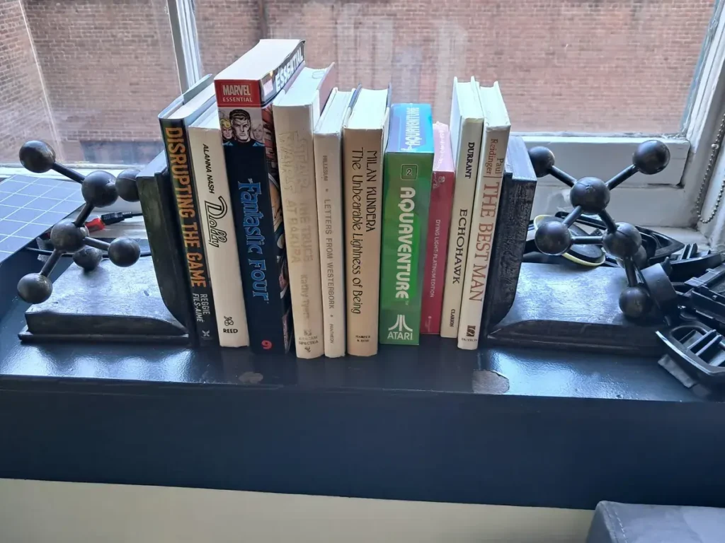بررسی گوشی سامسونگ گلکسی ای 25 فایو جی 9 A bookshelf in CNET's office, taken on the Galaxy A25.