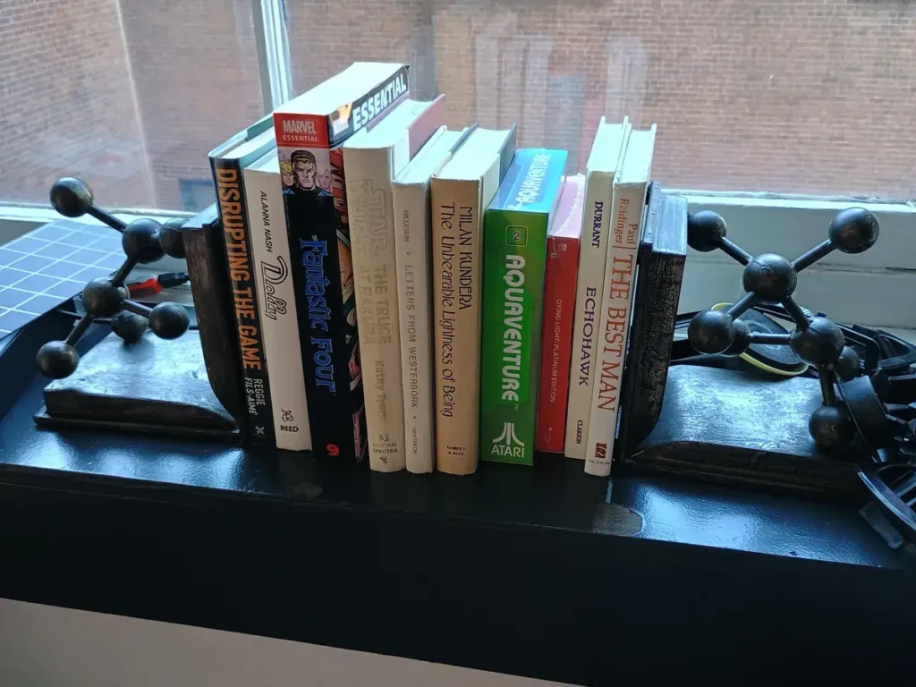 بررسی گوشی سامسونگ گلکسی ای 25 فایو جی 10 Book photo taken on the Moto G Power 5G.