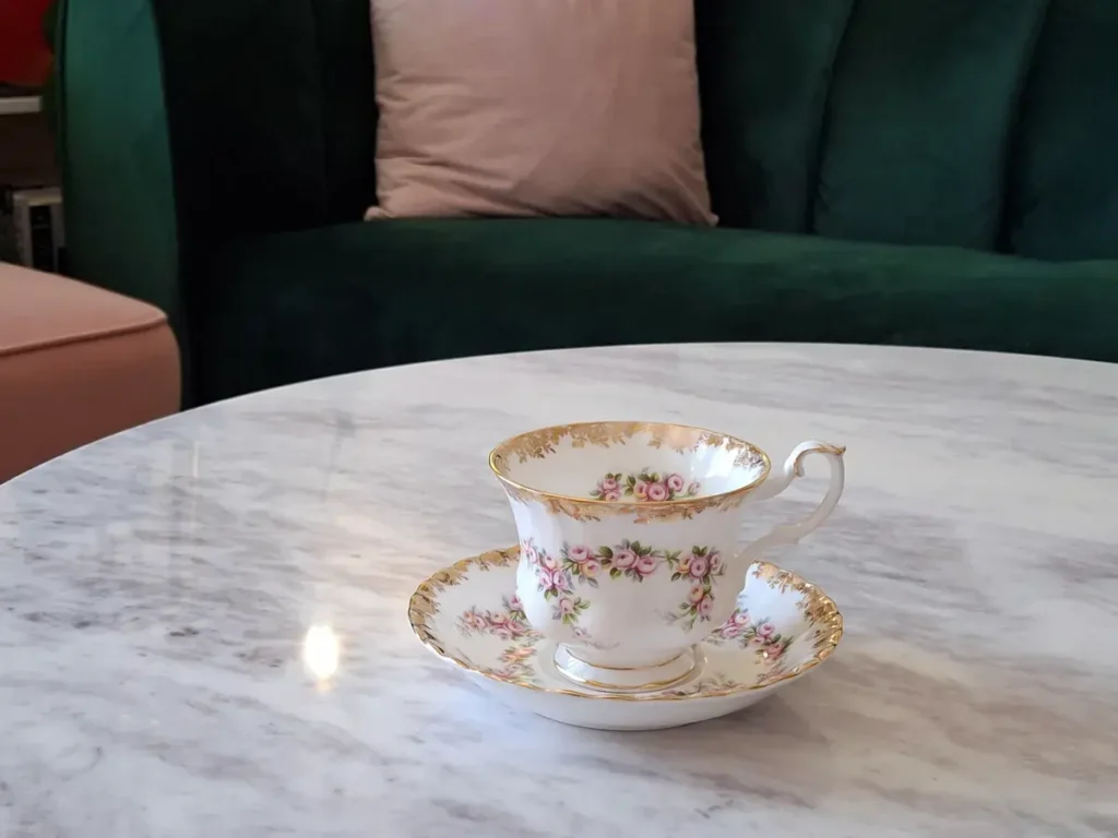 بررسی گوشی سامسونگ گلکسی ای 35 7 My living room at 2x zoom, with the teacup perfectly centered and in focus.
