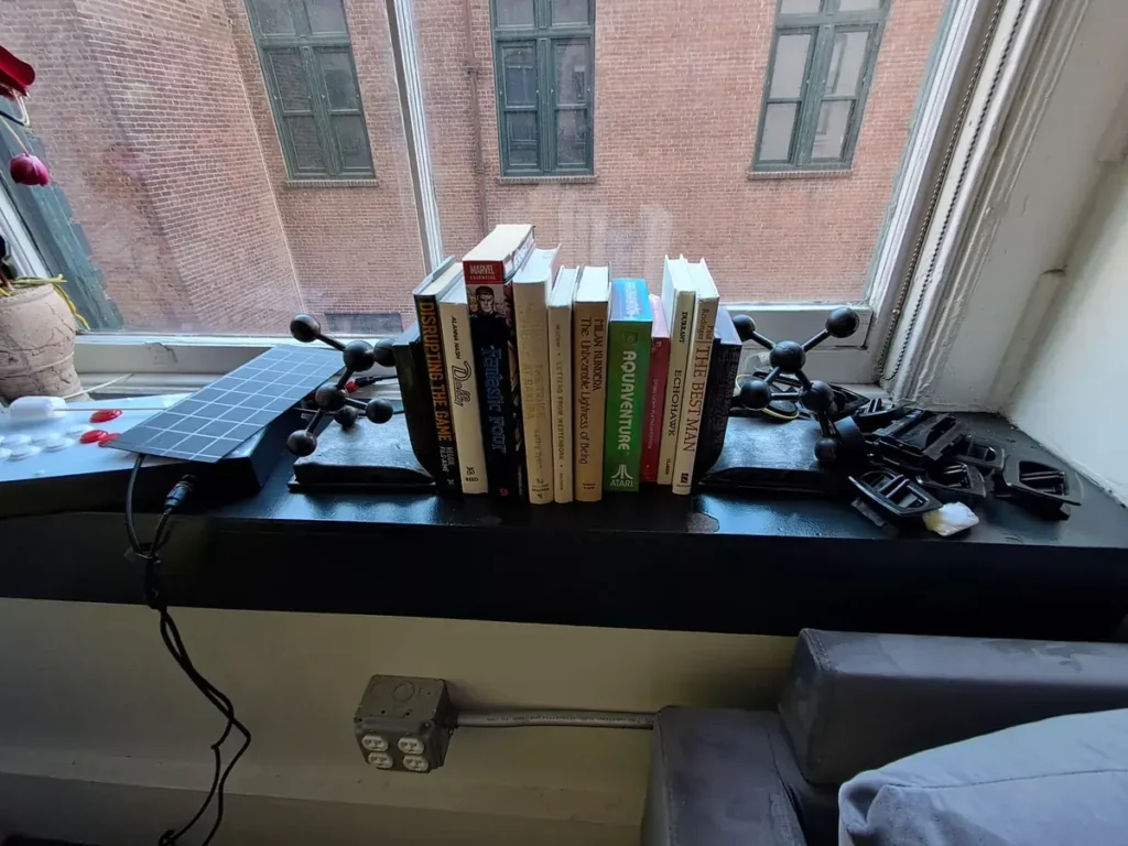 بررسی گوشی سامسونگ گلکسی ای 25 فایو جی 11 Photo of books taken on the ultrawide camera on the Galaxy A25.