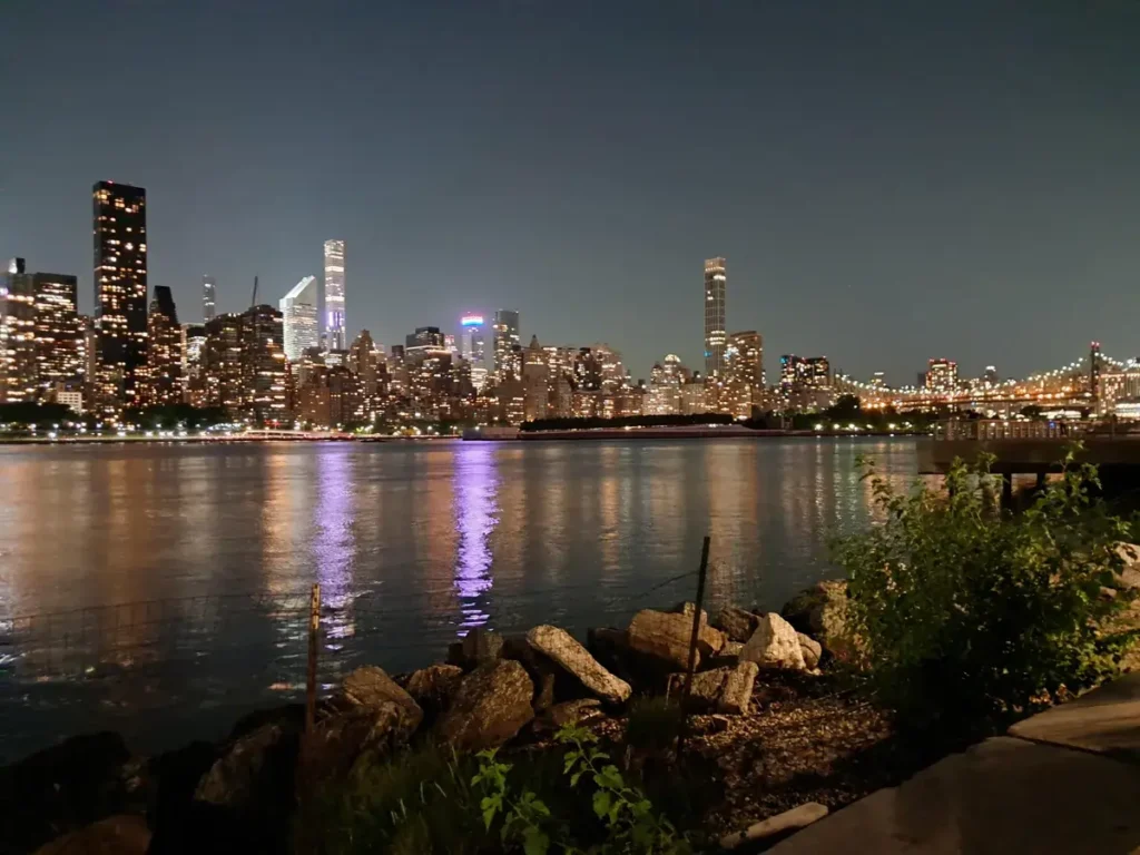 بررسی گوشی سامسونگ گلکسی ای 25 فایو جی 7 The New York skyline taken at night on the Galaxy A25.