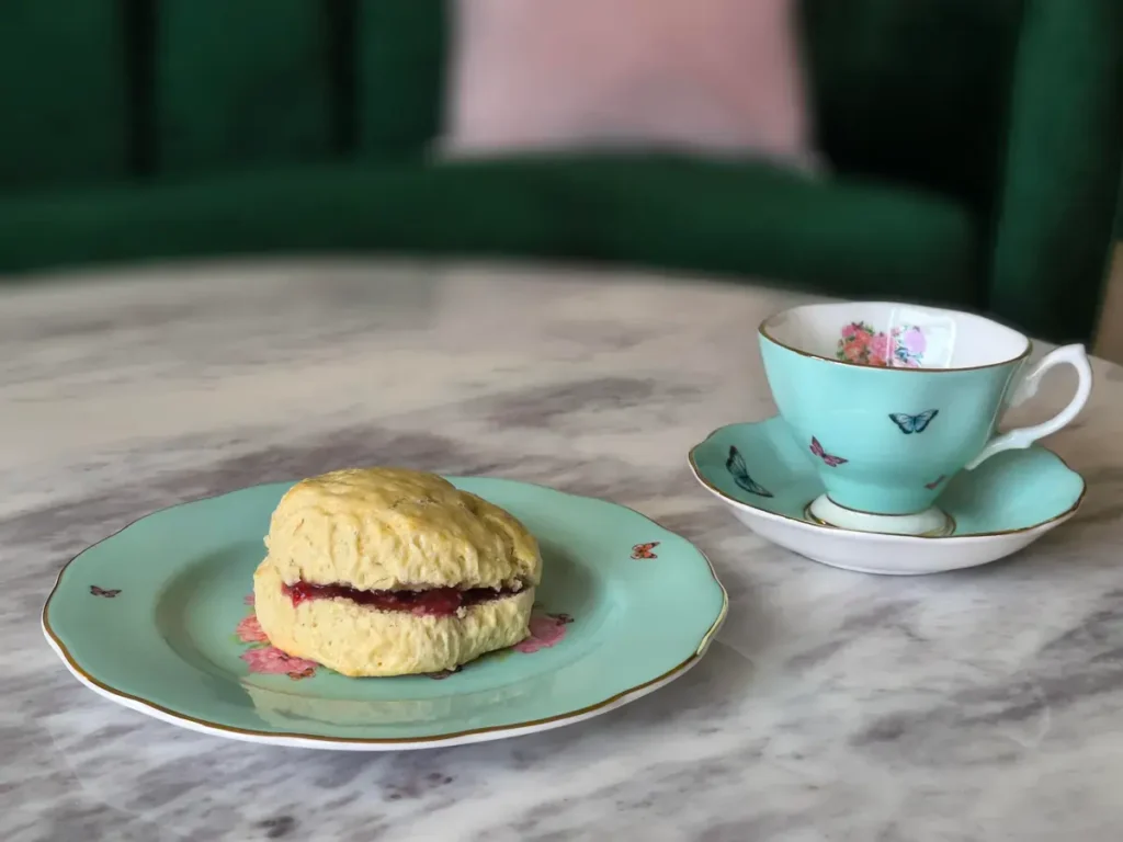 بررسی گوشی موتورولا ریزر 2024 3 It's not an Abrar review without a shot of a teacup. This portrait mode image was one of my favorites.