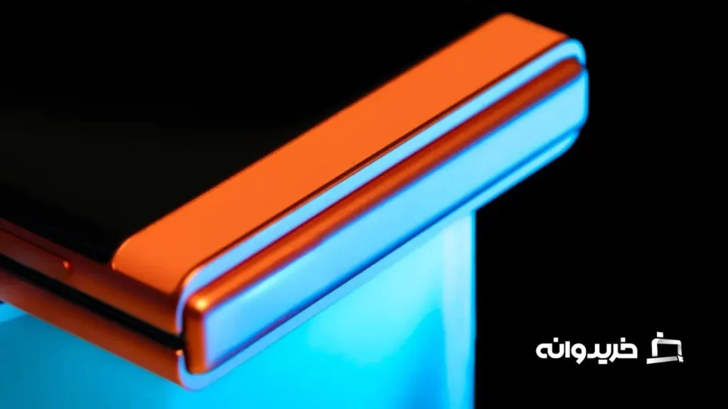 بررسی گوشی موتورولا ریزر 2024 9 Motorola's new hinge design helps to minimize the crease on the internal display.