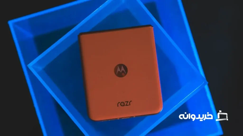 بررسی گوشی موتورولا ریزر 2024 11 The 2024 Razr has a vegan leather back, which feels nice and helps with gripping the curiously shaped device.
