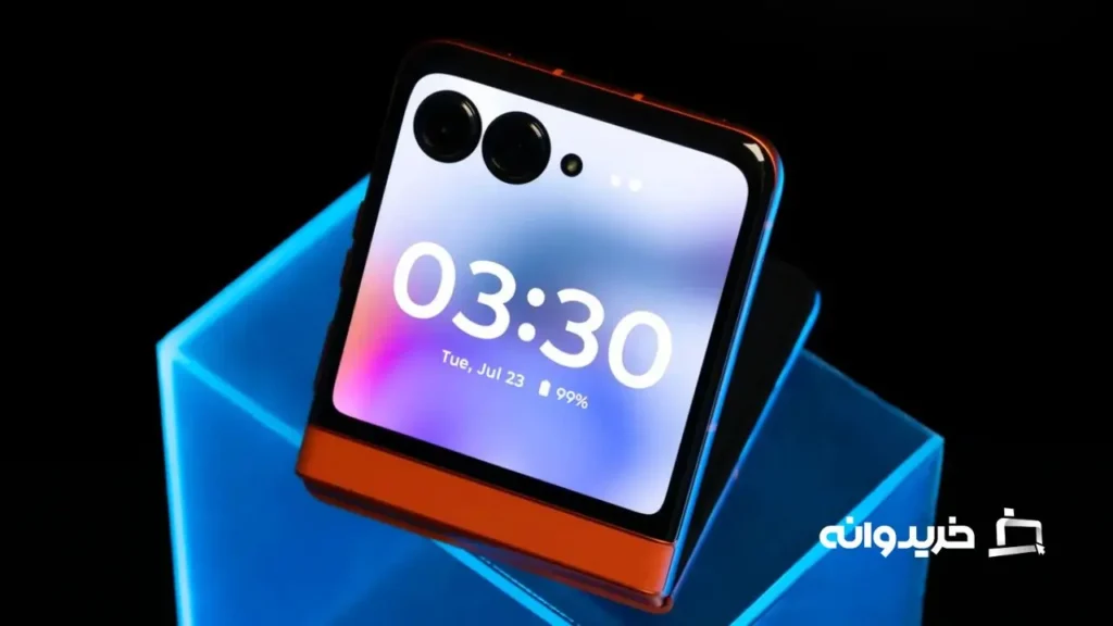 بررسی گوشی موتورولا ریزر 2024 1 The 3.6-inch screen on this year's Razr is a huge selling point.