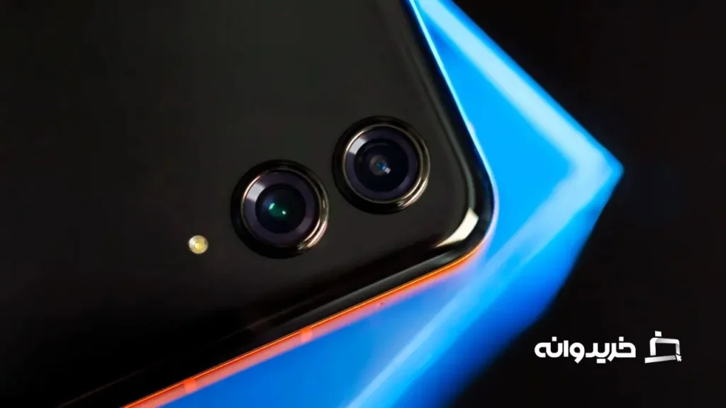 بررسی گوشی موتورولا ریزر 2024 2 The Razr has a wide and ultrawide camera on the cover screen.