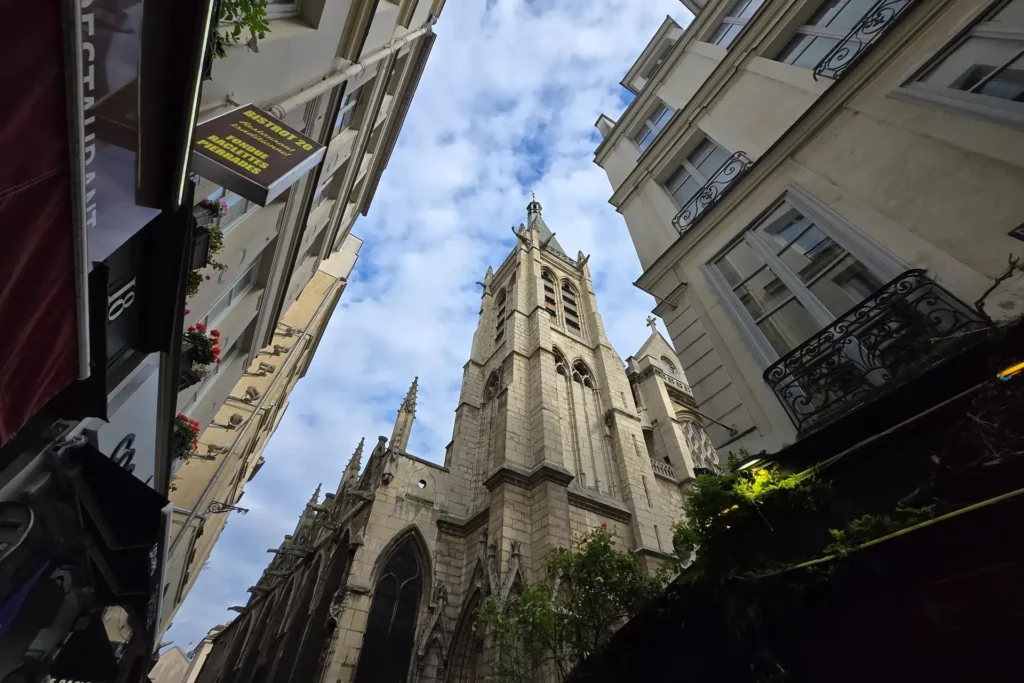 بررسی گوشی سامسونگ گلکسی زد فلیپ 6 8 Paris cries to be photographed with an ultrawide lens.