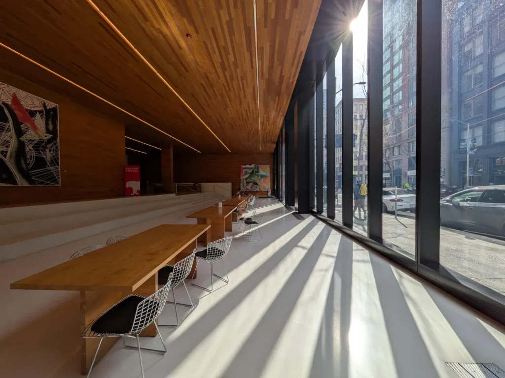 بررسی گوشی گوگل پیکسل 9 ای 16 Here is an indoor public space in downtown San Francisco late in the afternoon.