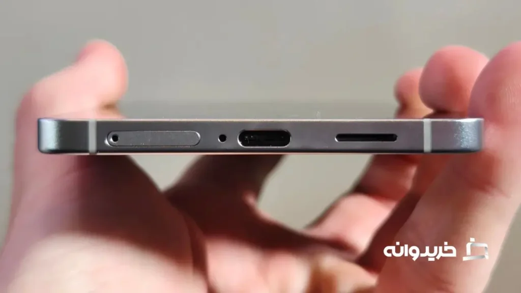 بررسی گوشی سامسونگ گلکسی اس 25 اج 8 The Galaxy S25 Edge is not symmetrical, and the pieces don't seem to fit perfectly