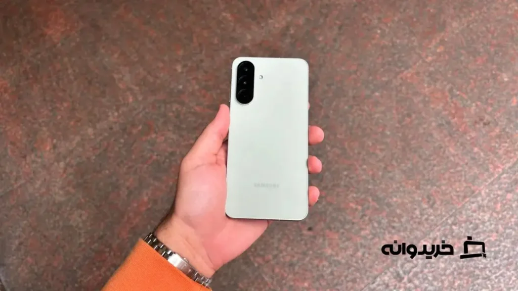 بررسی گوشی سامسونگ گلکسی ای 56 6 The Samsung Galaxy A56 in the Olive looks quite good even though it's my least favorite color