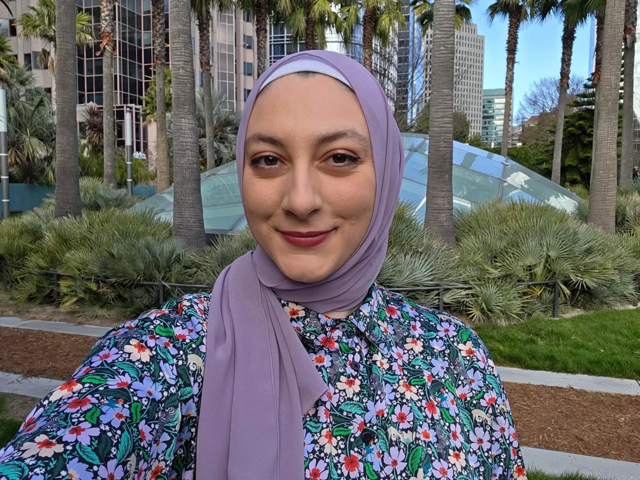 و بیایید دوربین را خیلی سریع بچرخانیم تا یک سلفی بگیریم. 