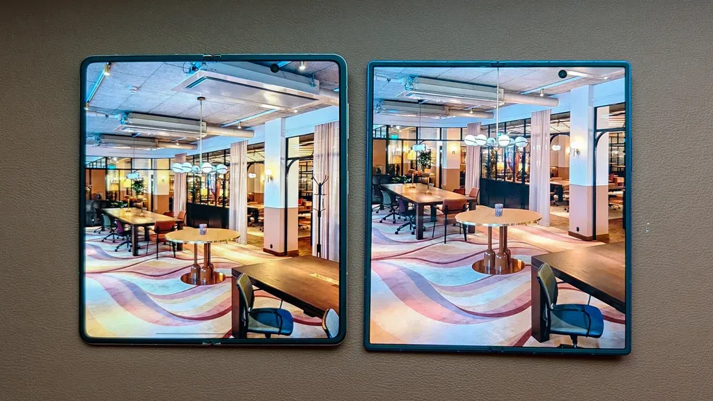 آنر مجیک V5 (چپ)، سامسونگ گلکسی Z فولد 7 (راست)