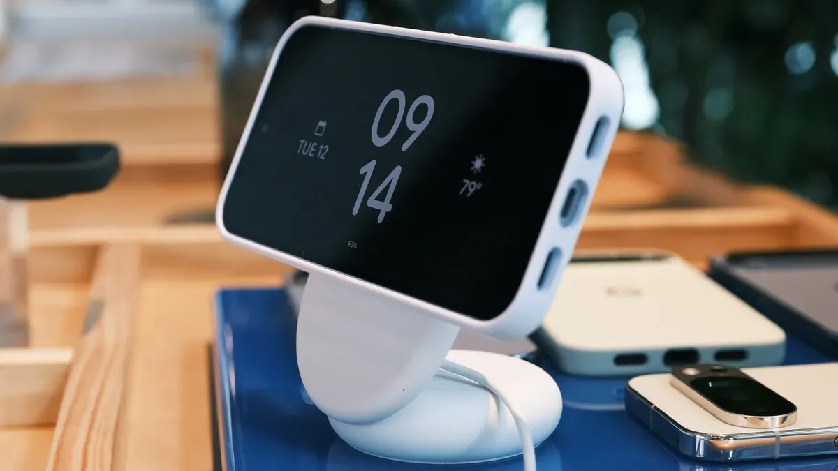 پیکسل ۱۰ روی پایه شارژ جدید Pixelsnap گوگل