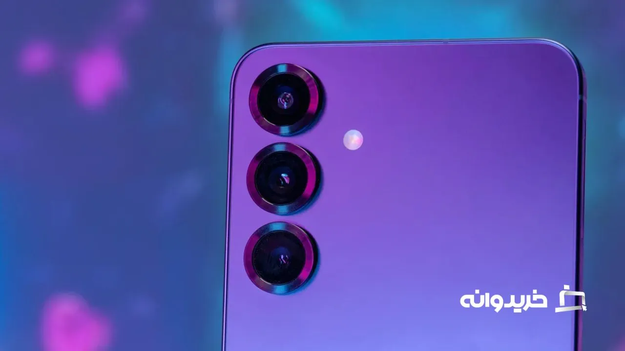 S25 و S25 Plus دارای سه لنز در پشت هستند: واید، اولترا واید و تله فوتو با بزرگنمایی ۳ برابر.