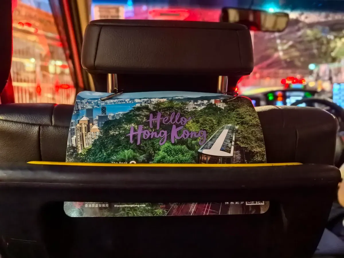 این عکس در شب و داخل یک تاکسی در هنگ کنگ گرفته شده است. دوربین Pura 70 Ultra تصویری رنگارنگ با رنگ‌های سبز و آبی پر جنب و جوش ثبت کرد، هرچند که من به سختی می‌توانستم جزئیات و عمق تصویر را از نزدیک ببینم. 