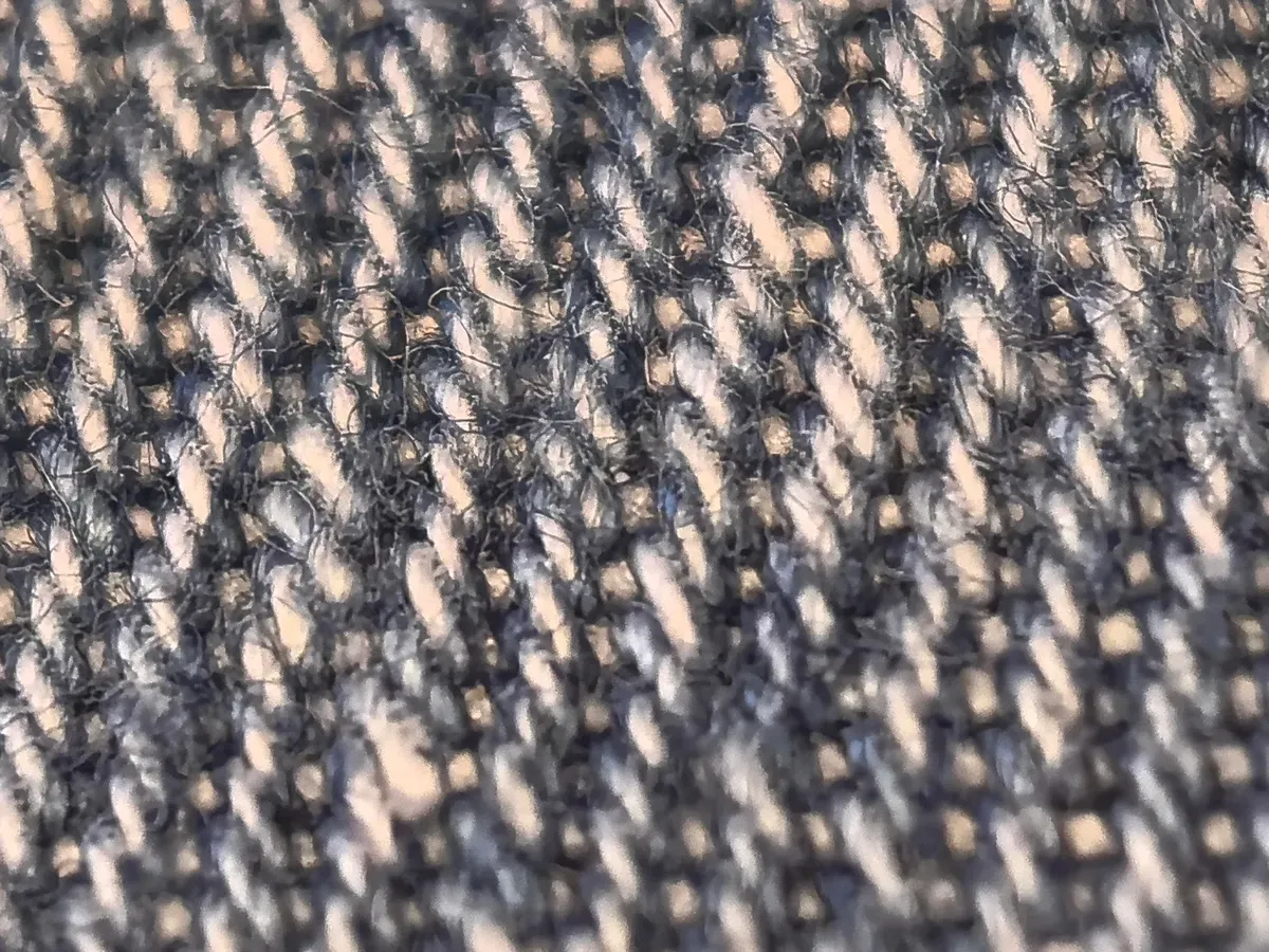 با زوم ۱۰ برابر و حالت سوپر ماکرو فعال. من قطعاً با چشم غیرمسلح نمی‌توانستم هیچ یک از این جزئیات را در بافت ببینم.