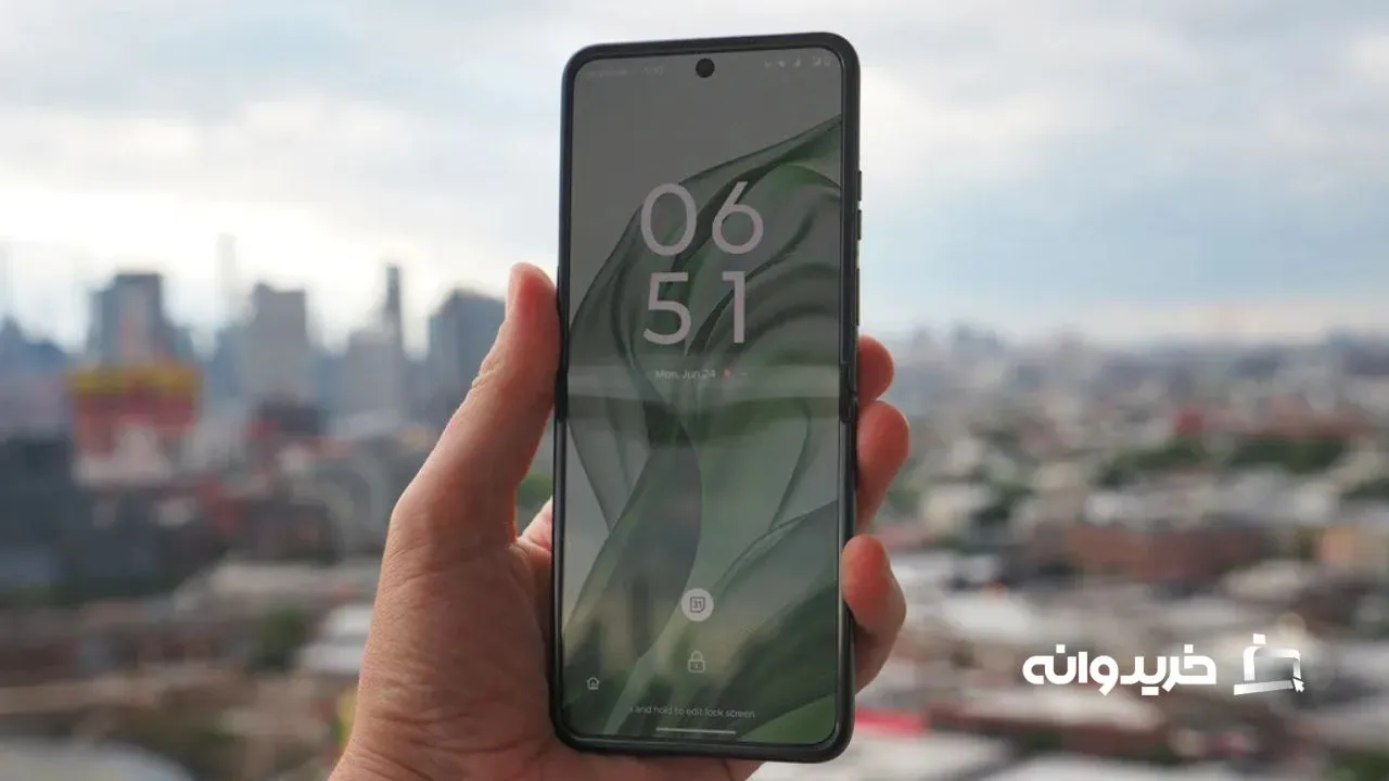 بررسی Razr 50 Ultra: نمایشگرها و نرمافزار