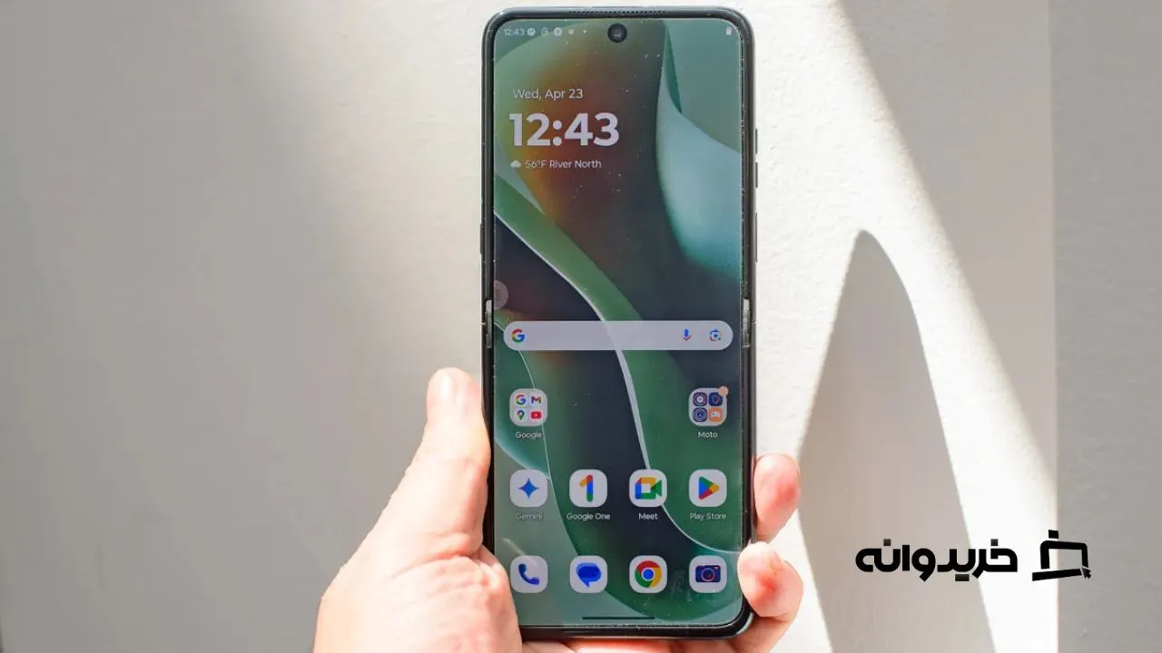 سامسونگ گلکسی زد فلیپ ۷ در مقابل موتورولا ریزر اولترا ۲۰۲۵: نمایشگر