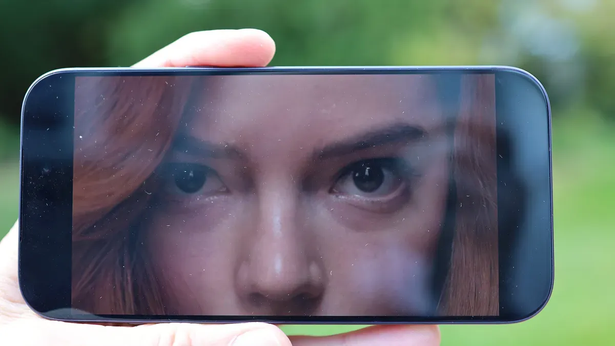 آیفون ۱۷ پرو در زیر نور مستقیم خورشید. به نظرم پوشش ضد انعکاس تفاوت قابل توجهی ایجاد می‌کند.