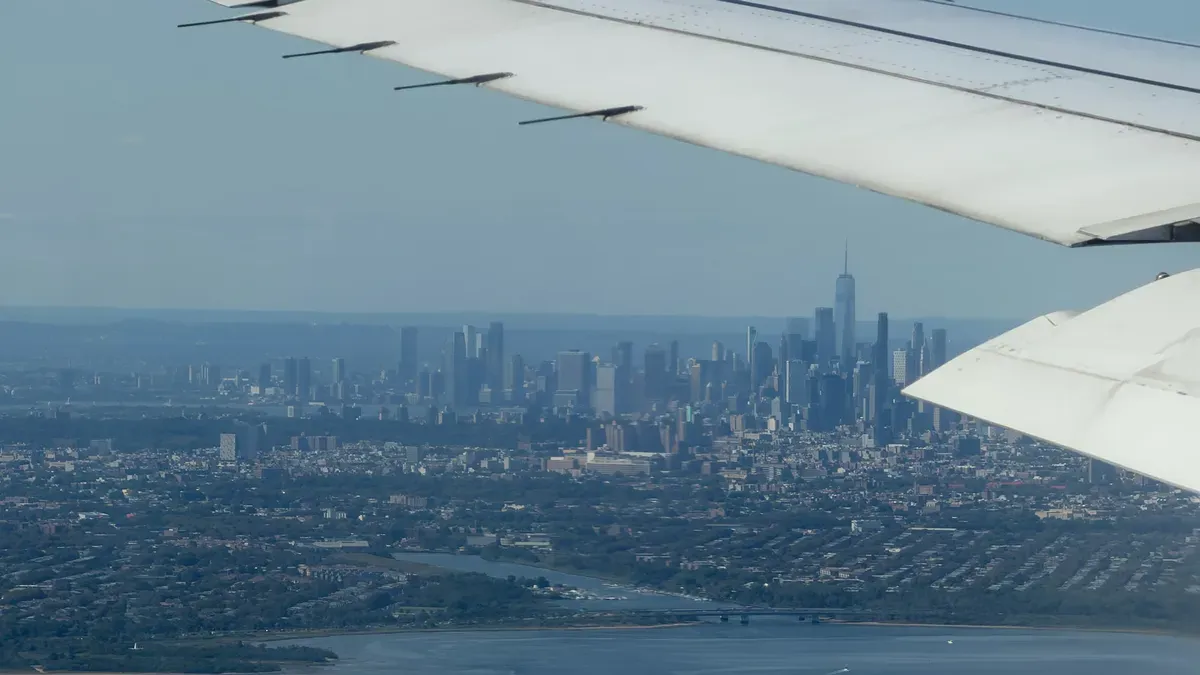 با زوم ۸ برابر از میان پنجره و از روی صندلی کنار راهرو عکس گرفته شده است