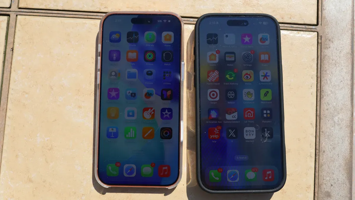 این عکس‌ها حق مطلب را در مورد قابلیت‌های روشنایی ادا نمی‌کنند، اما آیفون ۱۷ پرو مکس با حداکثر روشنایی ۳۰۰۰ نیت در سمت چپ و آیفون ۱۶ پرو مکس (۲۰۰۰ نیت) در سمت راست قرار دارند.