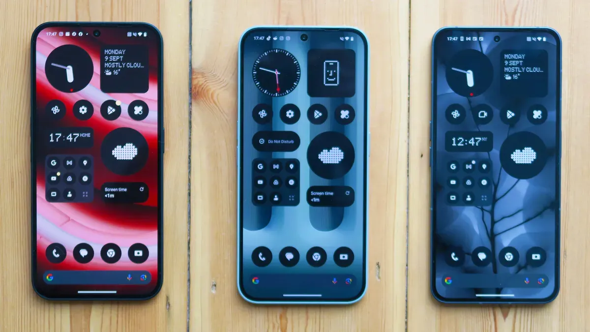 گوشی ۲a (چپ)، گوشی ۲a پلاس (وسط) و گوشی ۲ (راست)