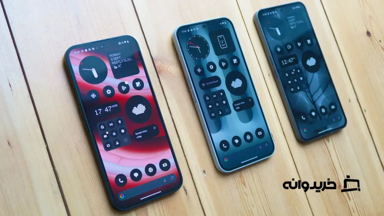 گوشی ۲a (چپ)، گوشی ۲a پلاس (وسط) و گوشی ۲ (راست)