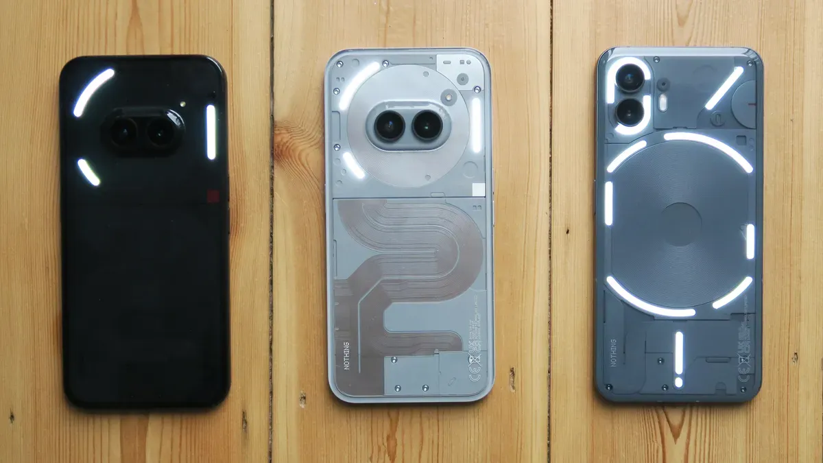 گوشی ۲a (چپ)، گوشی ۲a پلاس (وسط) و گوشی ۲ (راست)