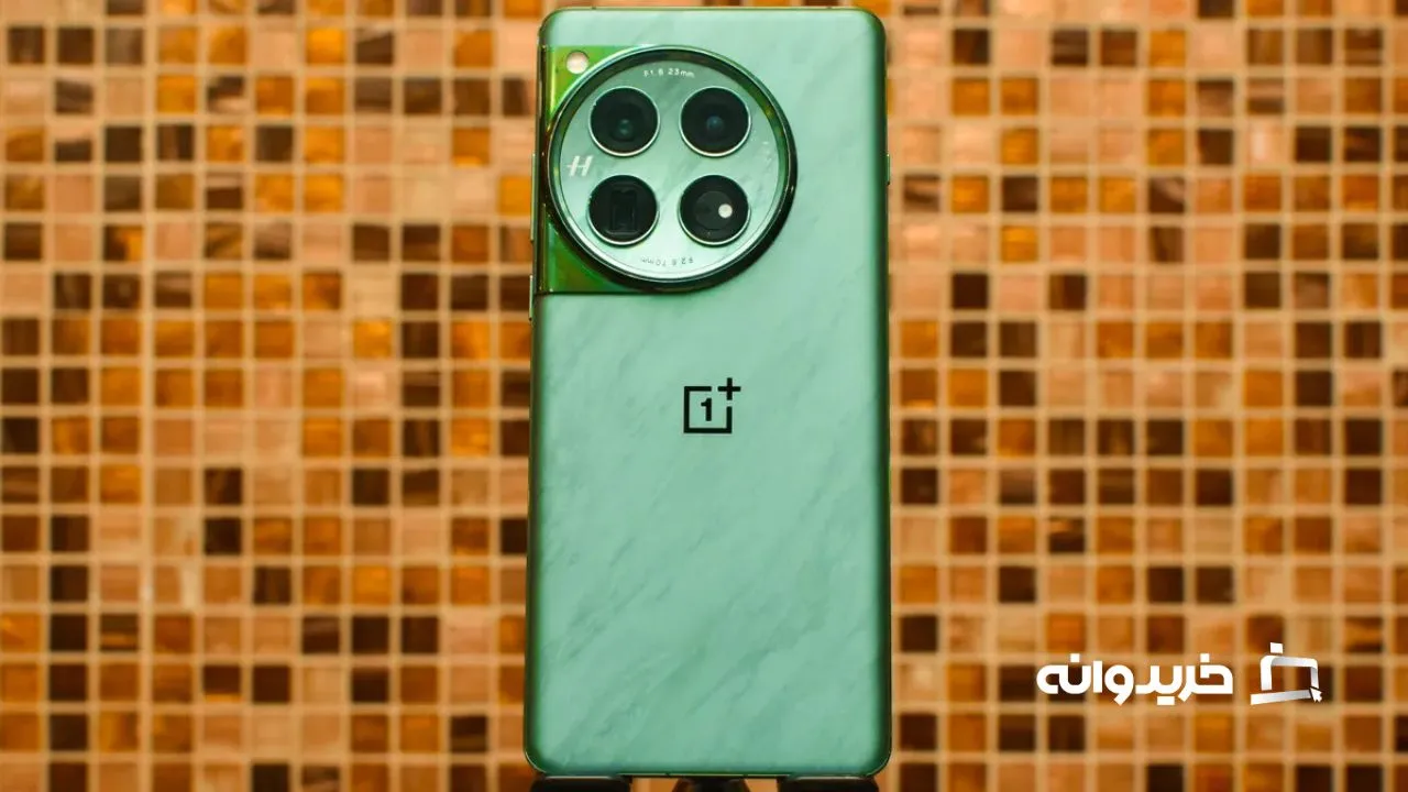 طراحی وان‌پلاس ۱۲، به خصوص در رنگ زمردی روان، بسیار زیبا اما تفرقه‌انگیز بود.