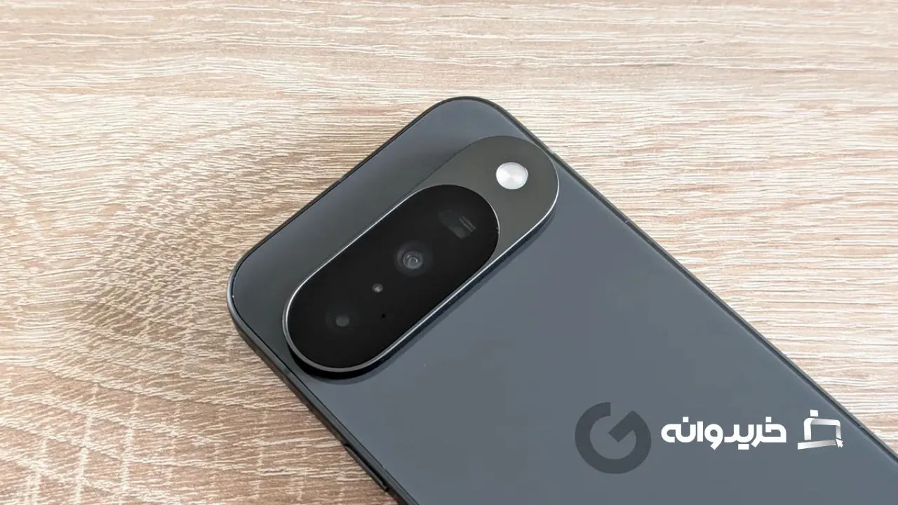 گوگل پیکسل ۱۰ یک دوربین تله‌فوتو با زوم ۵ برابری به پرچمدار استاندارد گوگل اضافه می‌کند و با توجه به اینکه سامسونگ گلکسی S25 از لنز زوم ۳ برابری بهره می‌برد، آیفون ۱۷ اکنون از این قاعده مستثنی است.