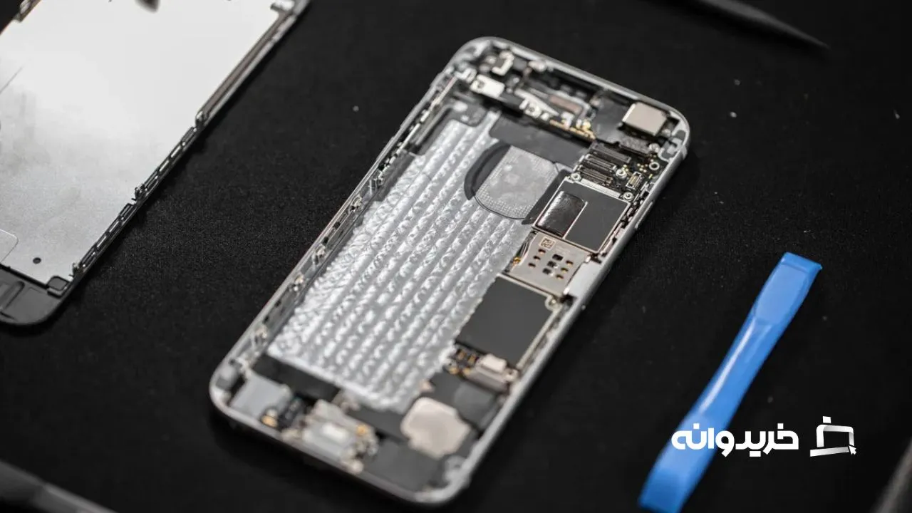 این یک آیفون ۶ است که باتری قدیمیاش برداشته شده است. امیدوارم گوشی شما آنقدر قدیمی نباشد، اما تعویض باتری راهی آسان برای زنده کردن دوباره گوشی شماست.
